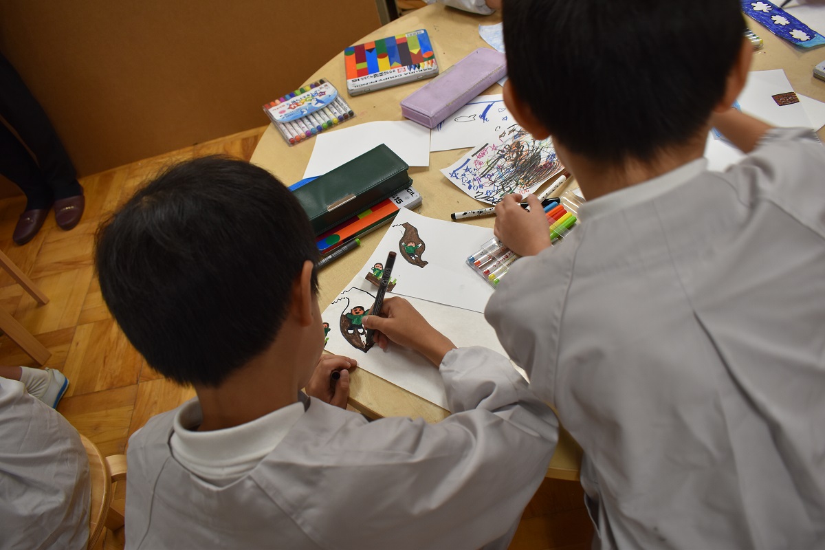 すべり台を滑る絵