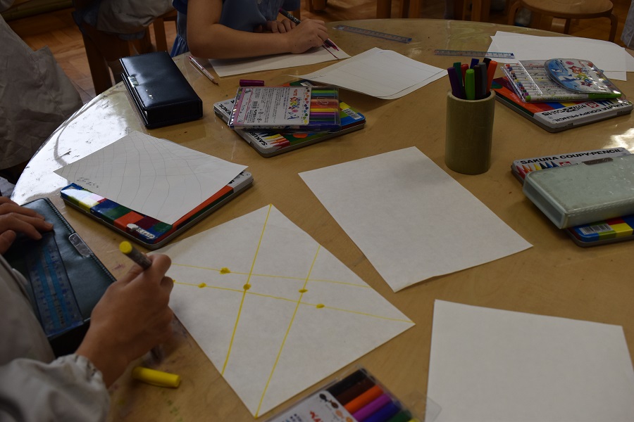 黄色い線と水玉の絵