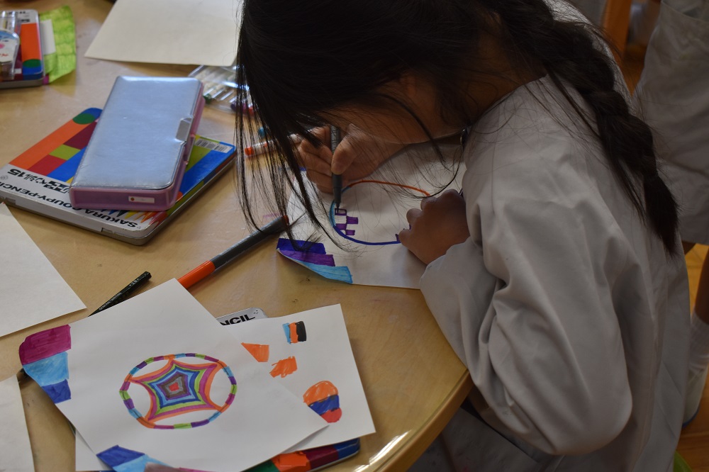 カラフルで幾何学的な絵をいくつか描いているところ