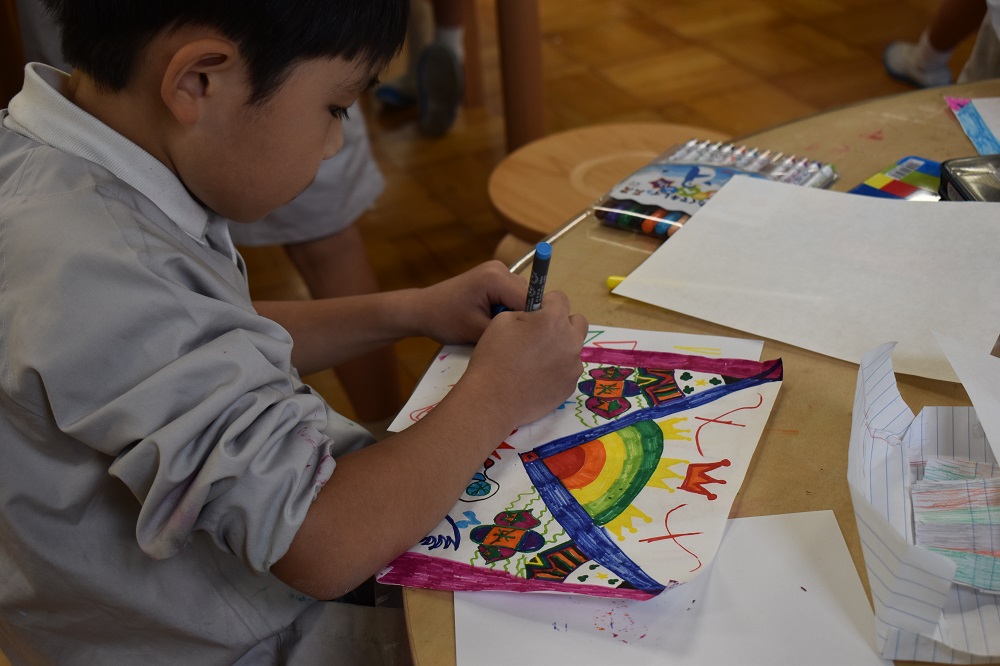 大胆な構図にいろいろなマーク、虹のような色遣いの絵