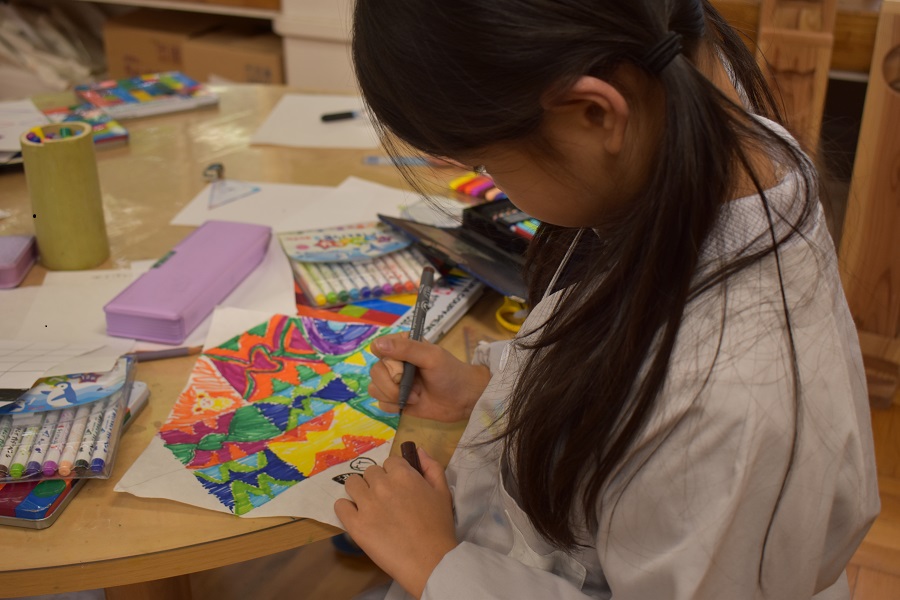 タイルのように模様を組み合わせた絵