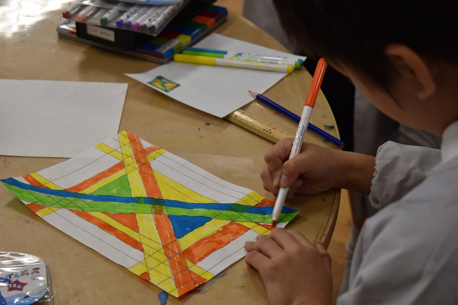 ストライプが縦横斜めに走るカラフルな絵