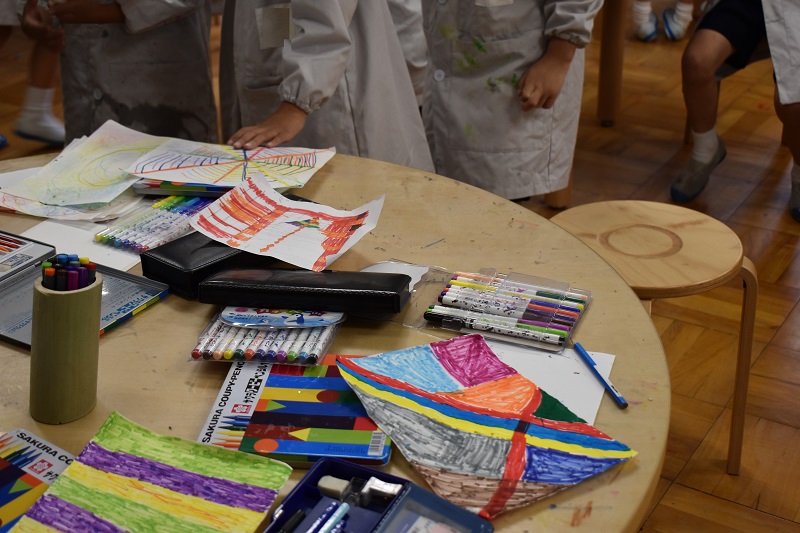 完成した絵がたくさん置かれたある班の机