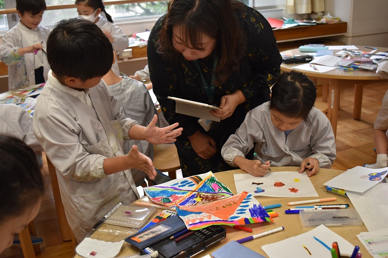 小沼先生とお話しする子