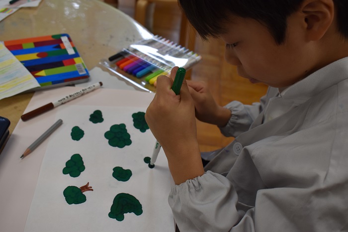 発表した作品を描いているところ