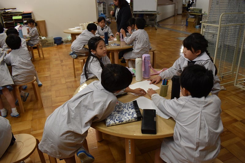 紙を触るみんな