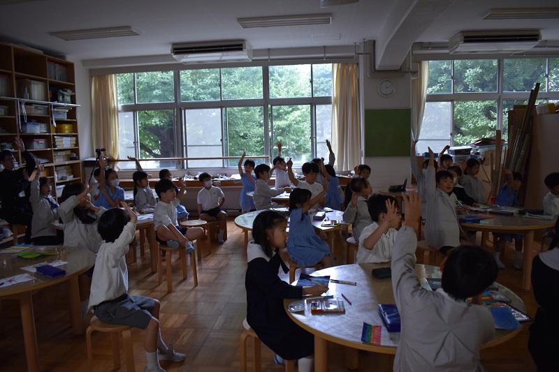 色の組み合わせ見本や文字のメモが書かれた下書き