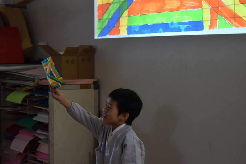 おしゃべり中の男の子と横山さん