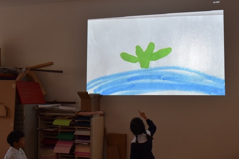 おしゃべり中の男の子と横山さん