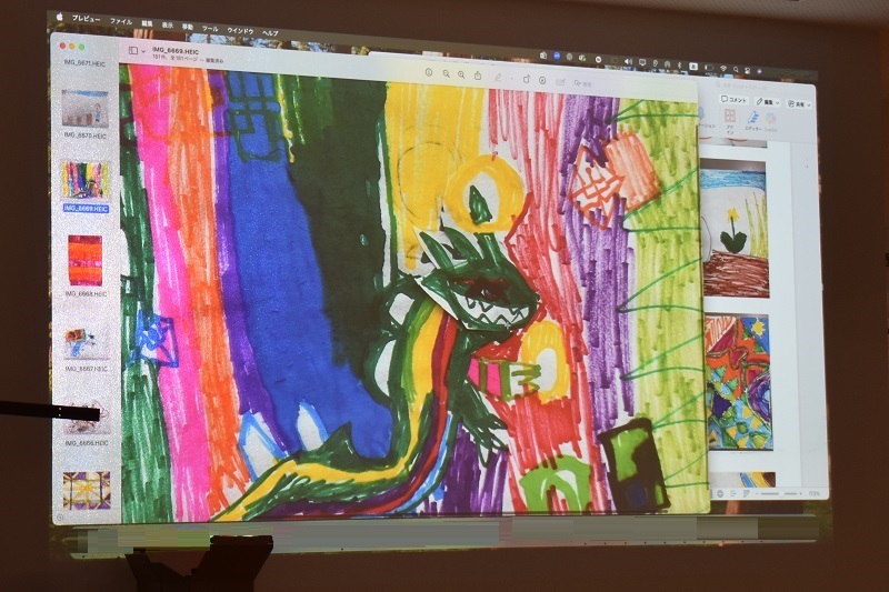 下が険しい山、上が緑になっていて爬虫類がいる絵