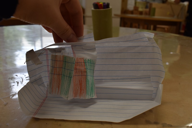 カラフルで幾何学的な絵をいくつか描いているところ