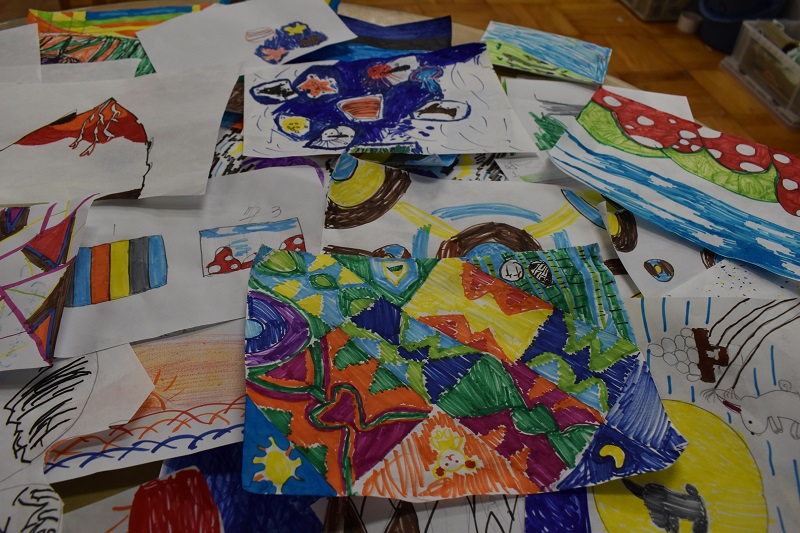 おしゃべり中の男の子と横山さん