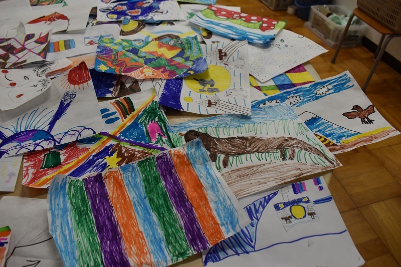 おしゃべり中の男の子と横山さん