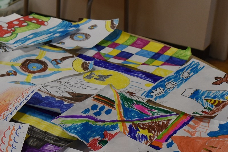 おしゃべり中の男の子と横山さん