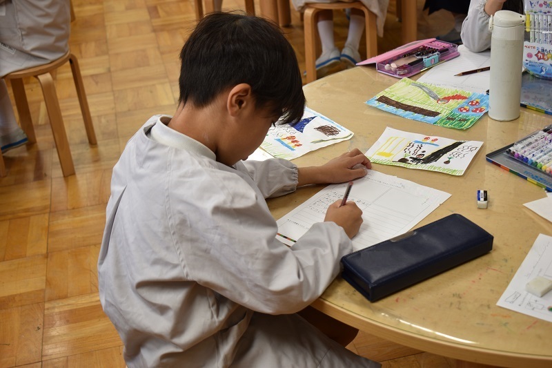 紙を触るみんな