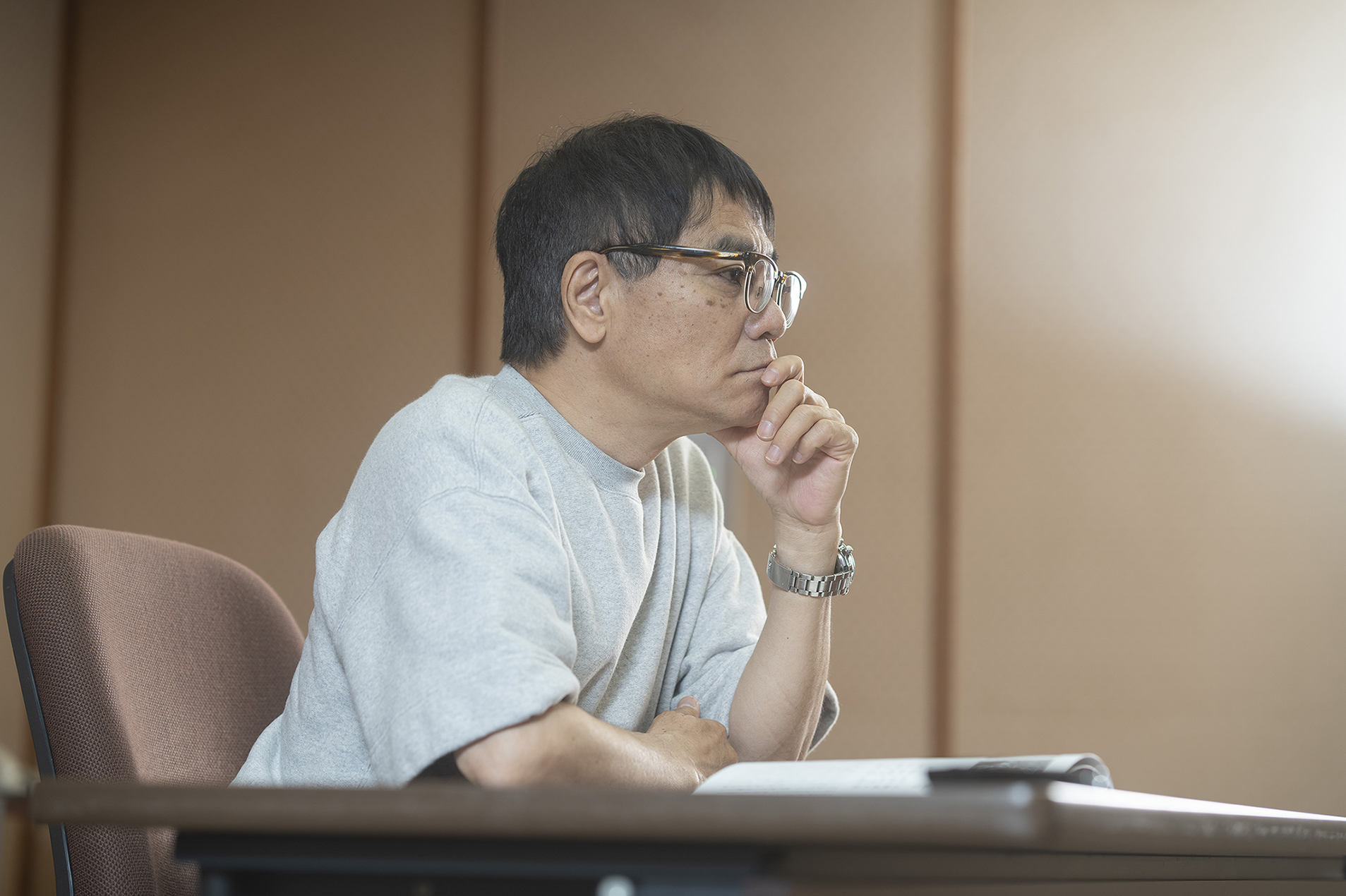勘介さんの話に聞き入るいとうせいこうさん