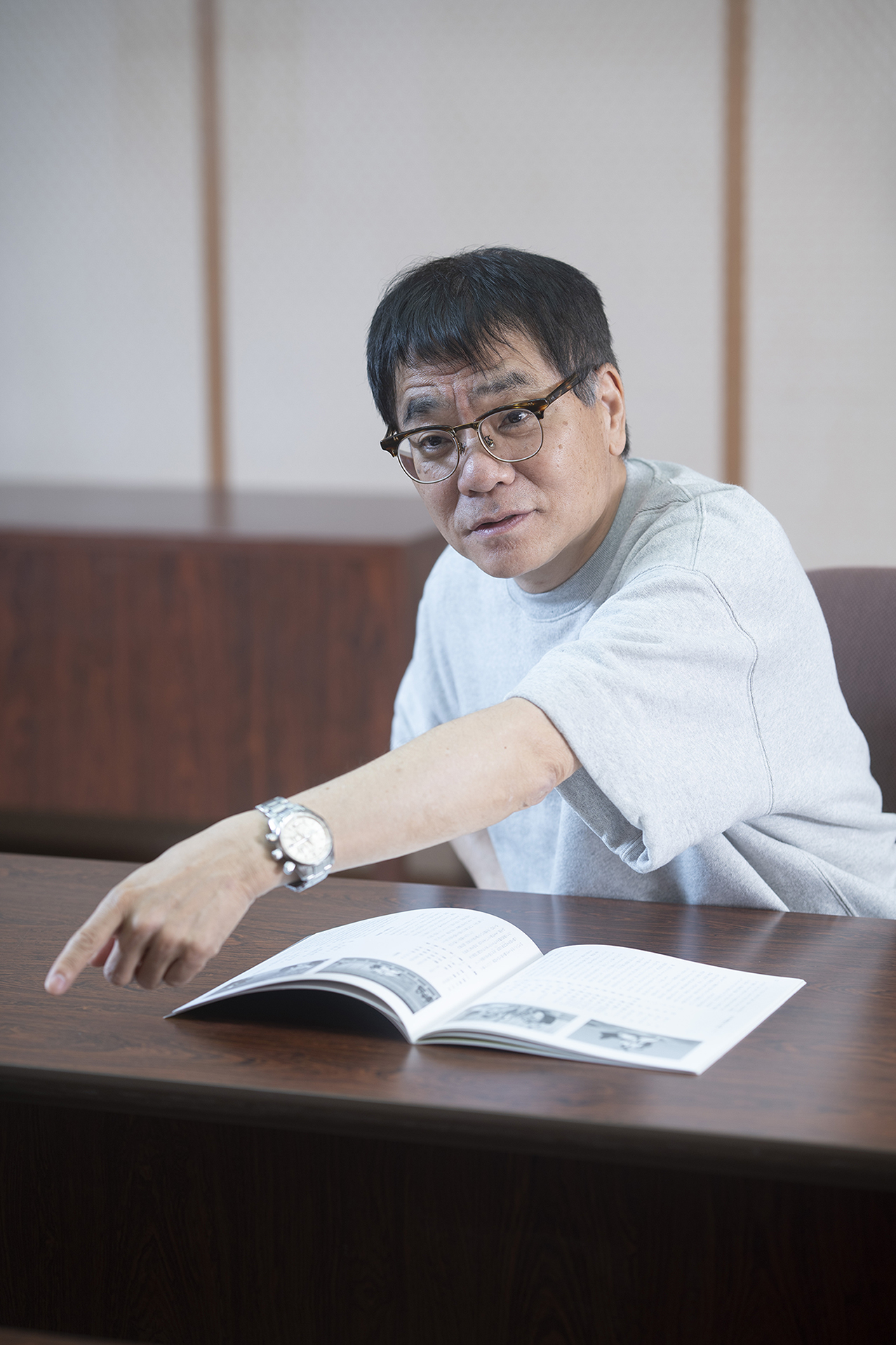 手振りを交えて質問をするいとうせいこうさん