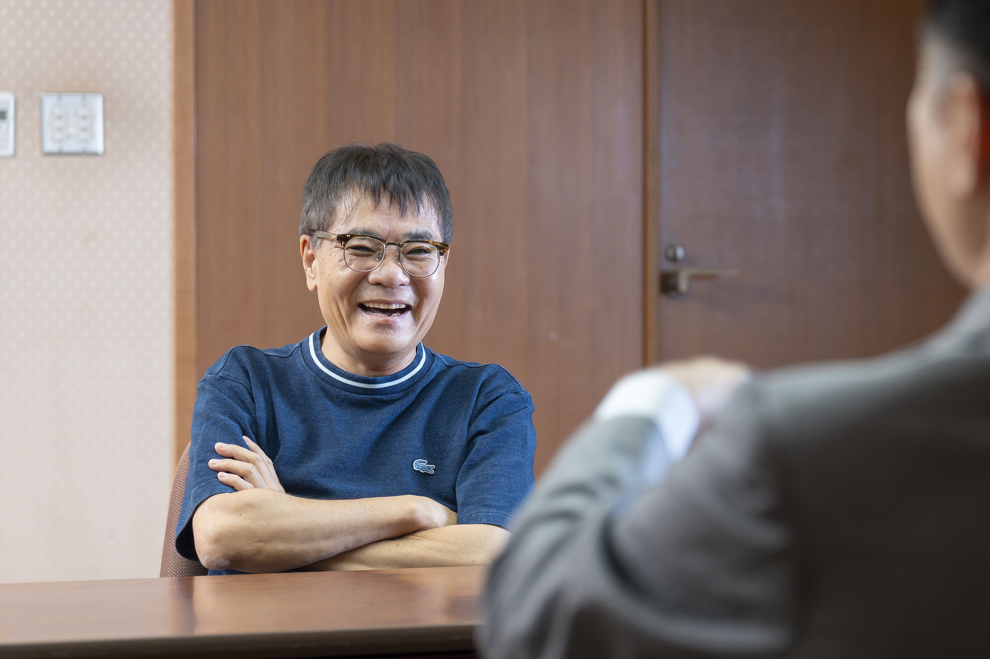 穏やかな笑みを交えて話すいとうせいこう