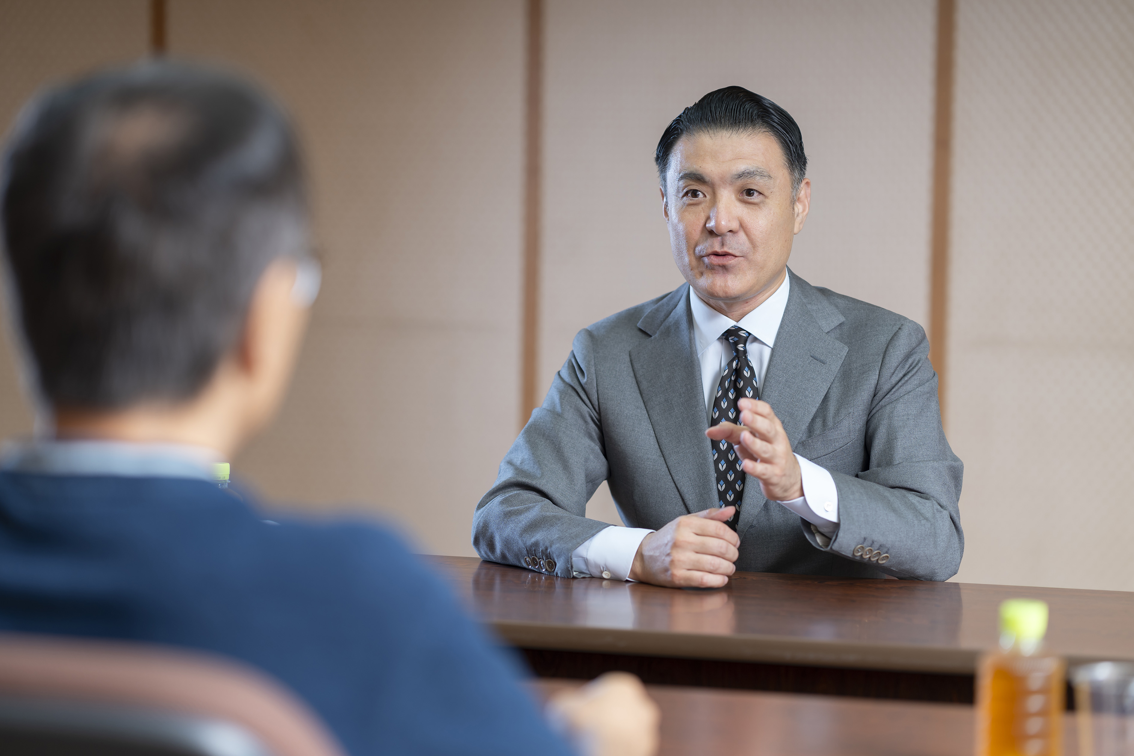 床本や資料について語る竹本織太夫