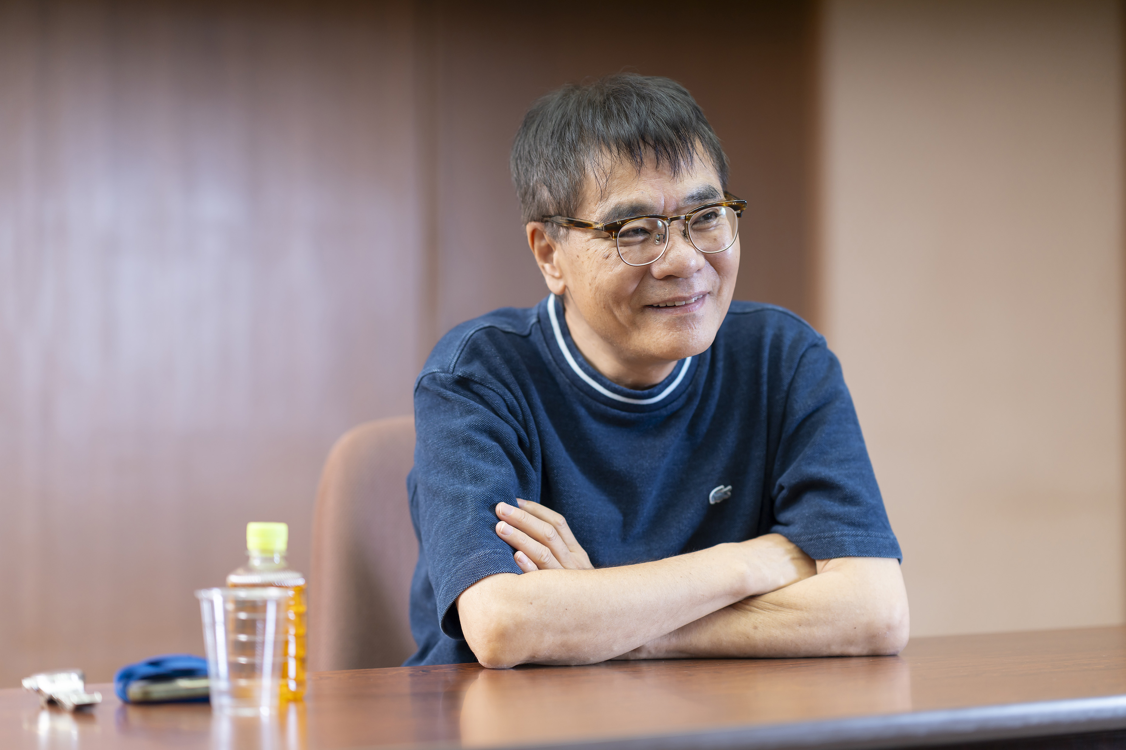 前のめりになって話を聞くいとうせいこう