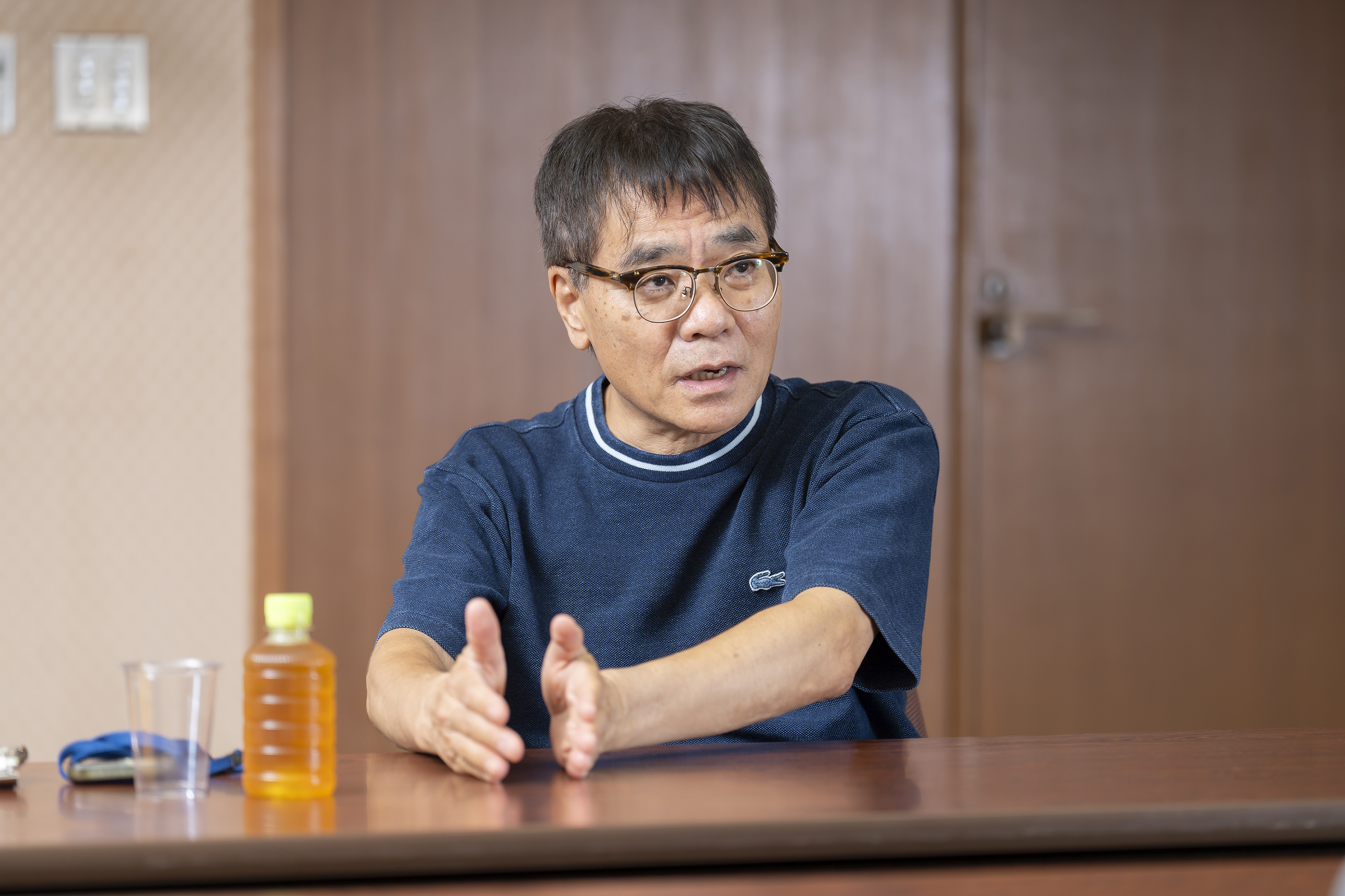 手振りを交えて話すいとうせいこう