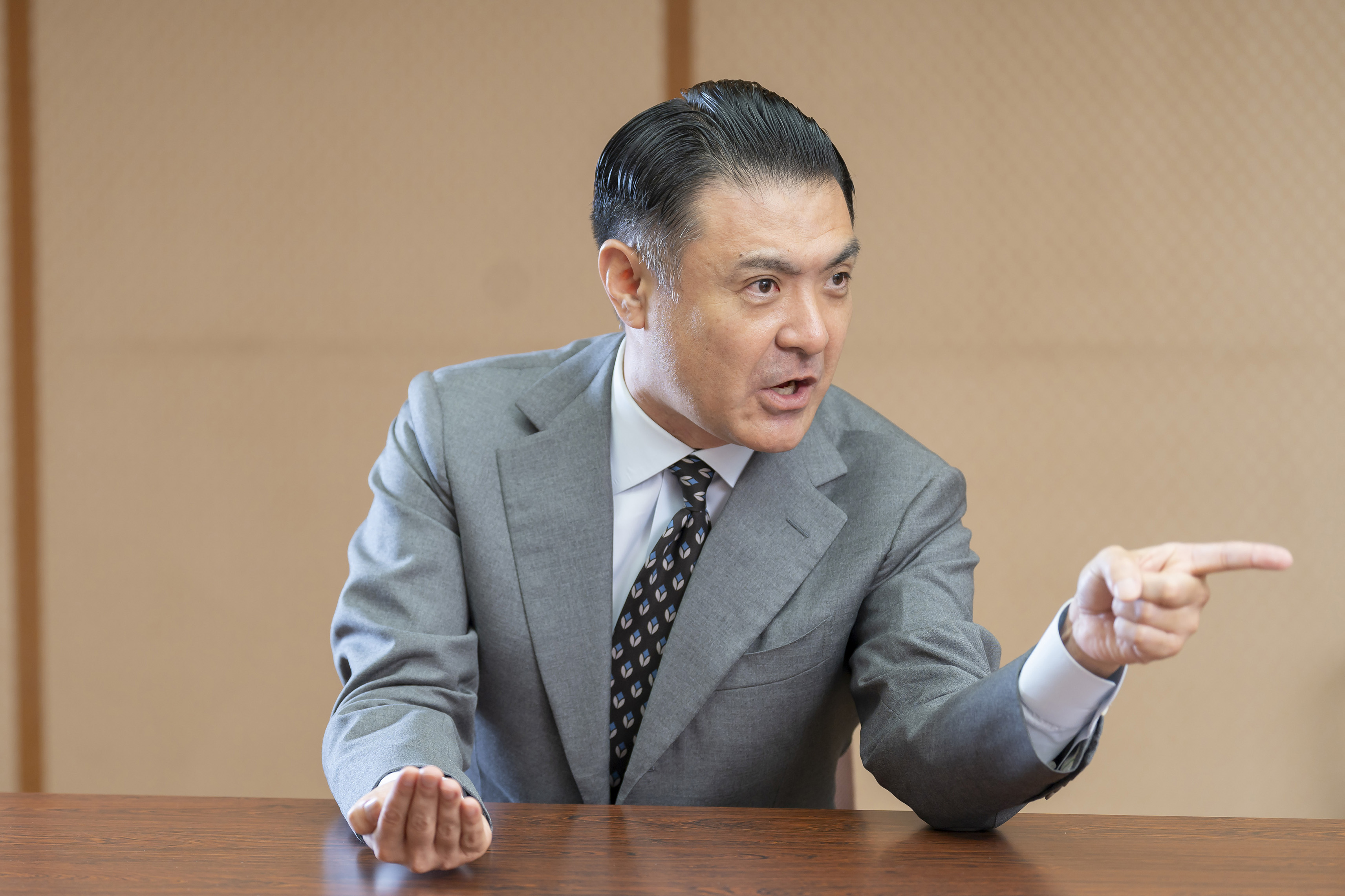 身振りを交えて咲太夫師匠の様子を再現する竹本織太夫