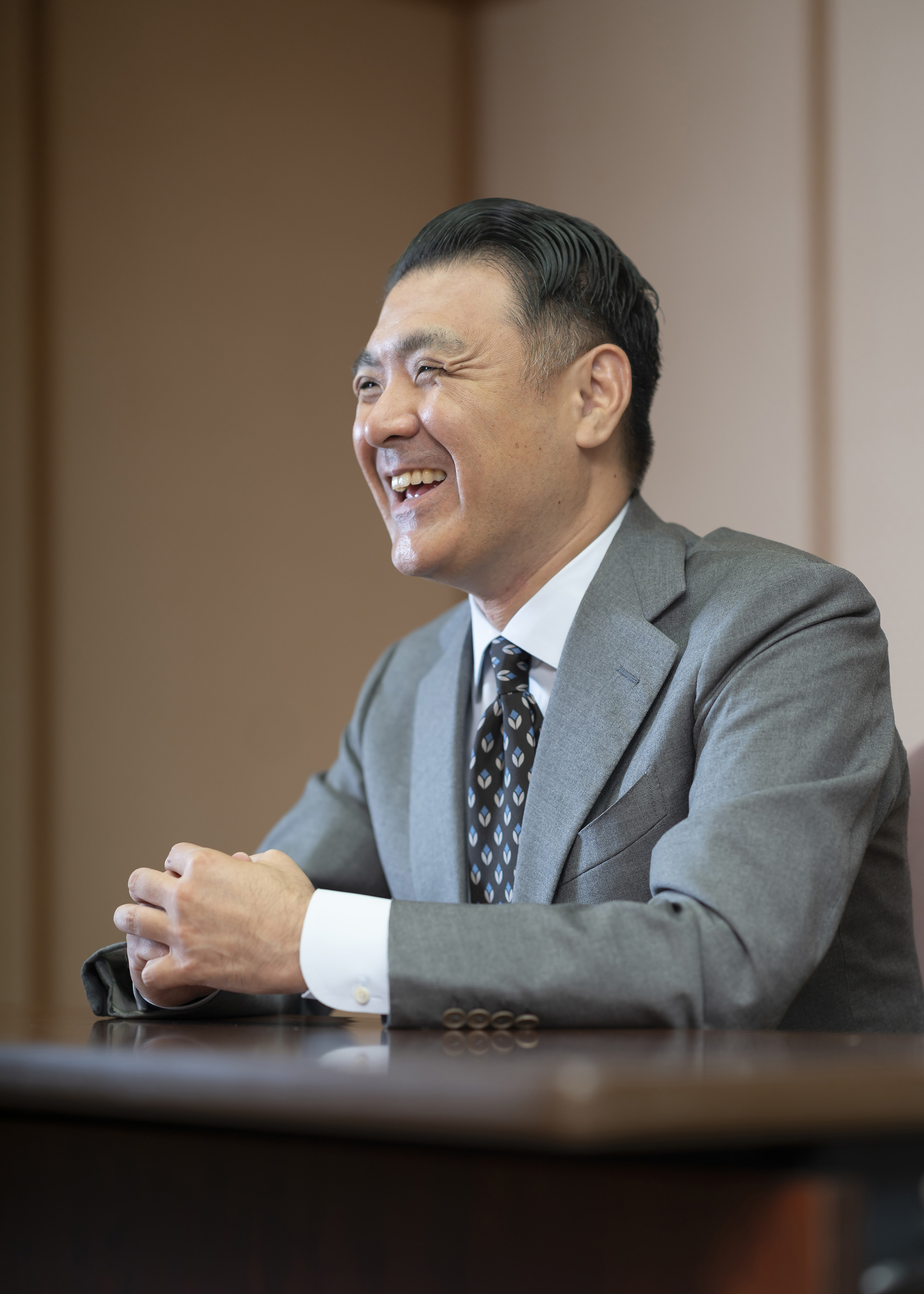 笑顔で浄瑠璃の秘密を語る竹本織太夫