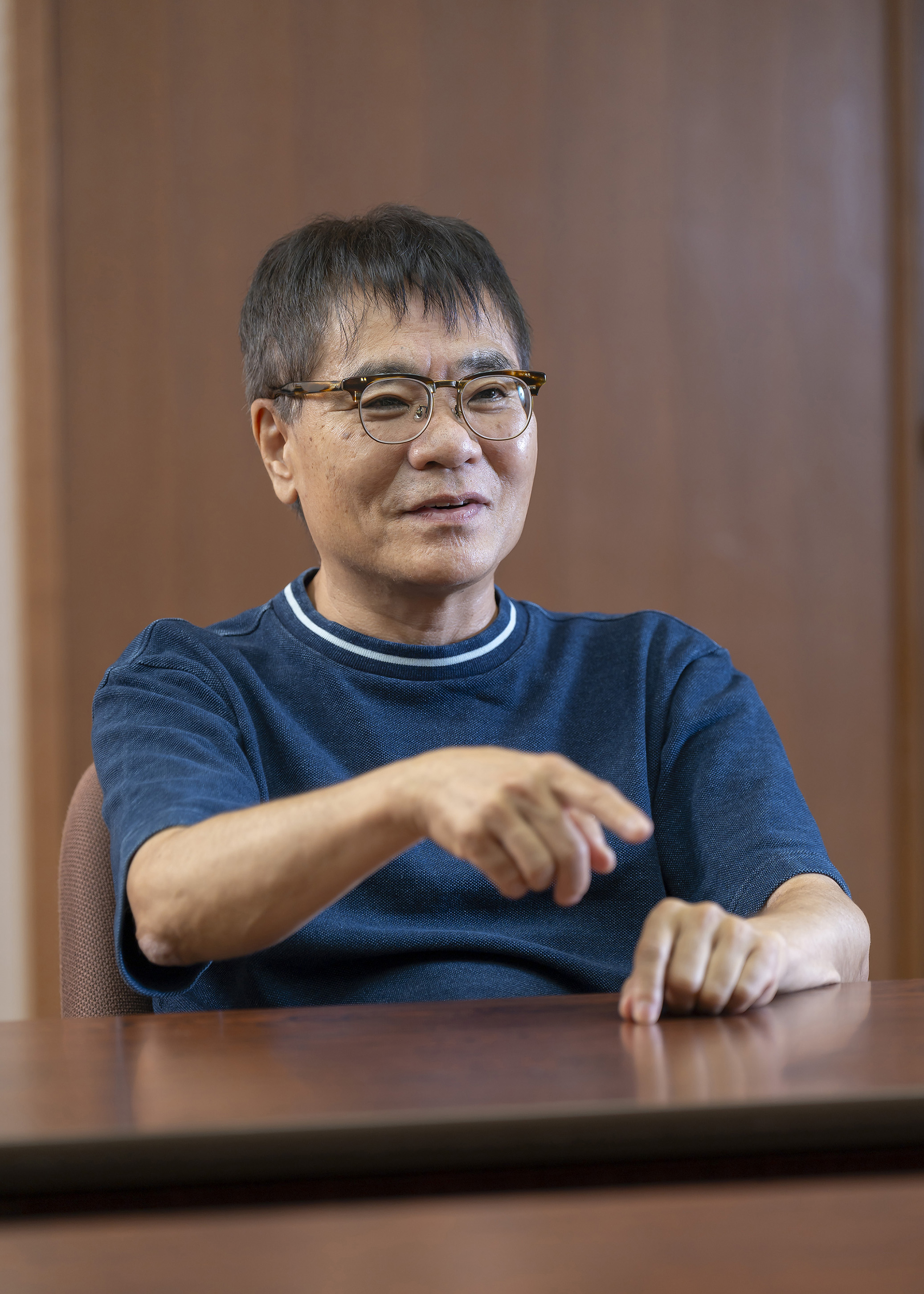 身振りとともに質問を投げかけるいとうせいこう