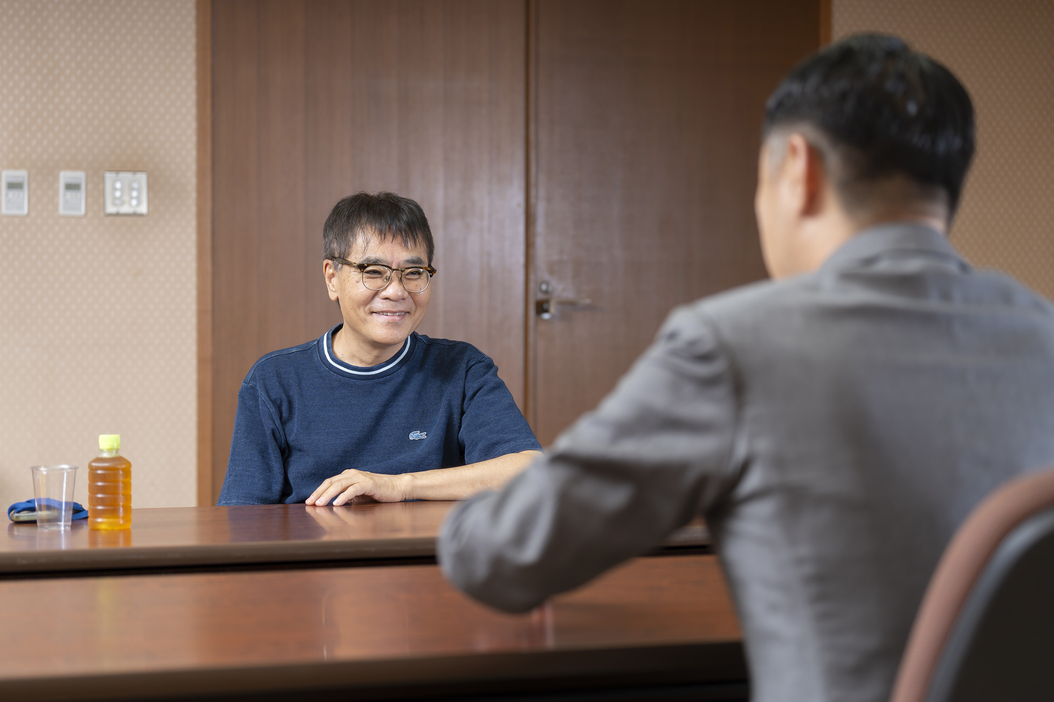 にこやかに会話をするいとうせいこう