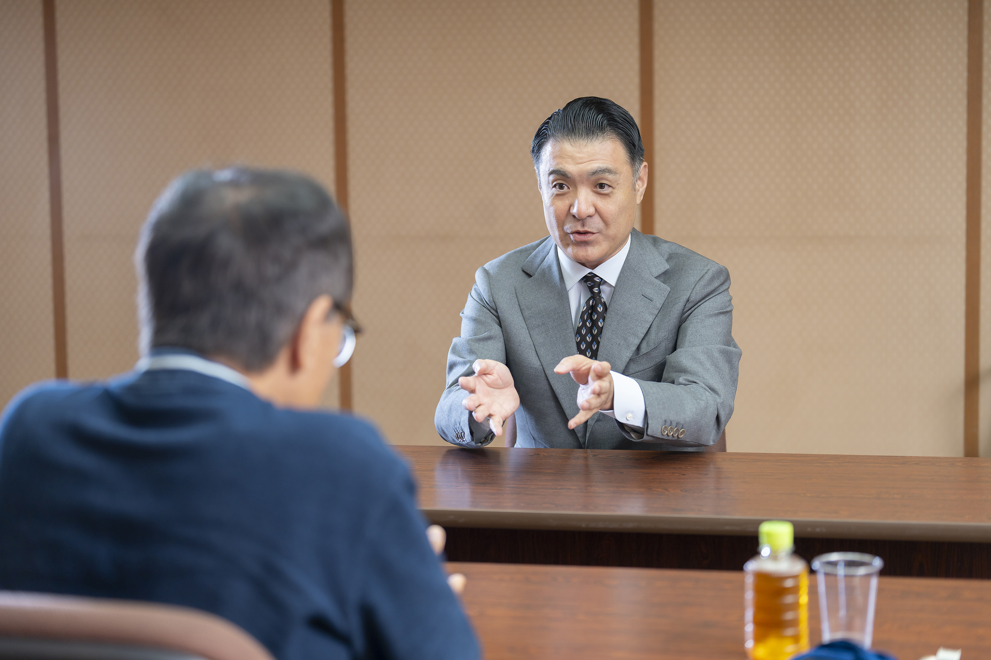 文楽の普及のアイディアを熱く語る竹本織太夫