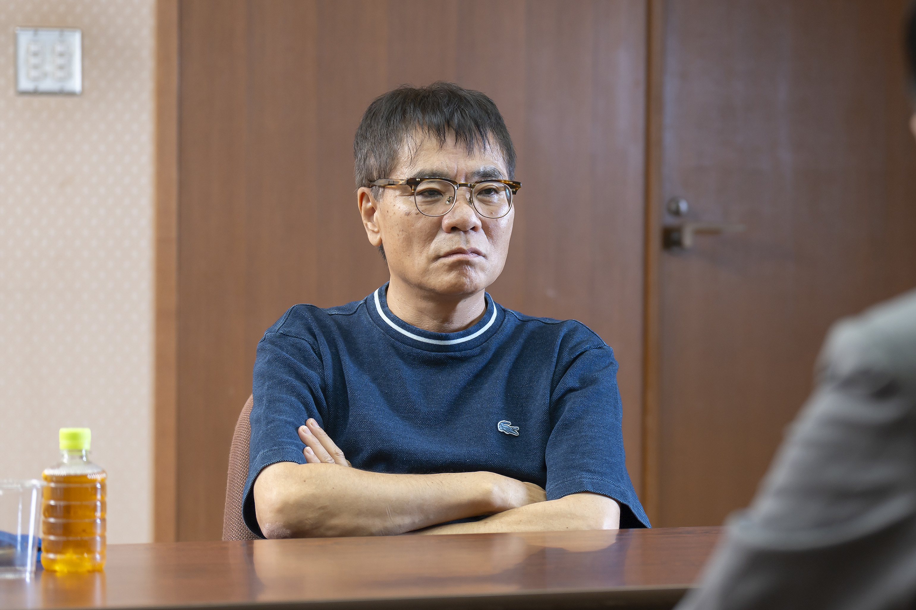 綱太夫家の話題にじっと耳を傾けるいとうせいこう