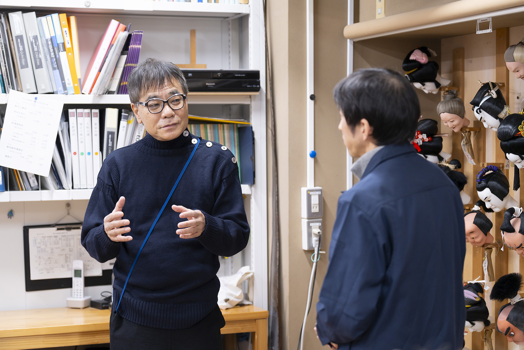 次の公演への準備が整ったかしらを前に、文楽技術室について質問するいとうせいこう