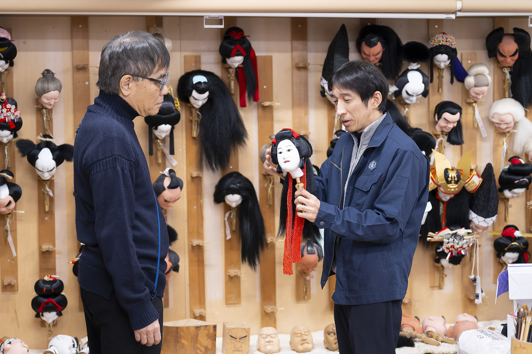 実物を手にして、かしらについて説明をする村尾