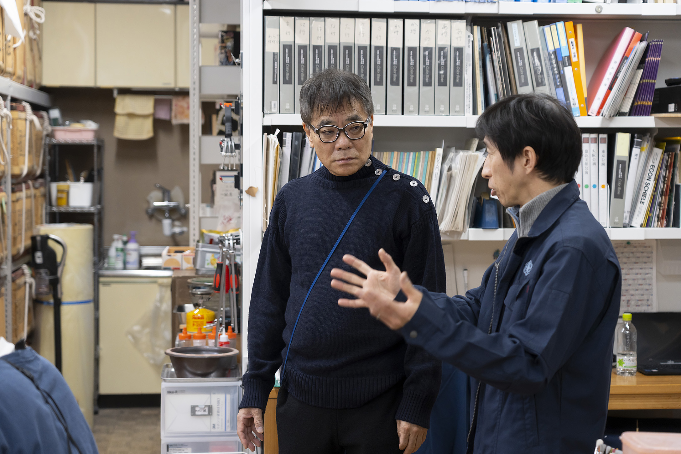 村尾室長の話を興味深く聞くいとうせいこう