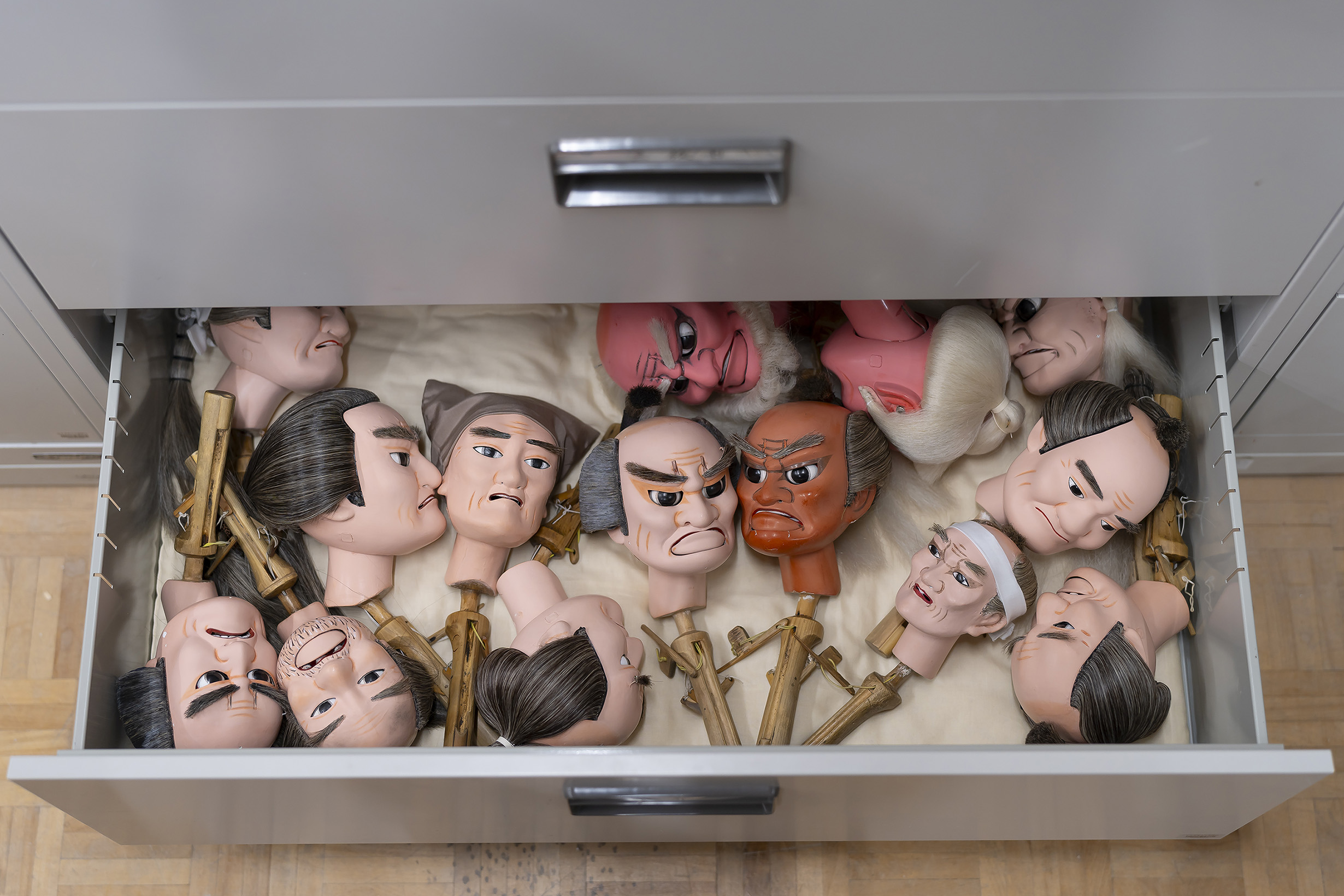 老けた男性役のかしらが10番以上収められている引き出し