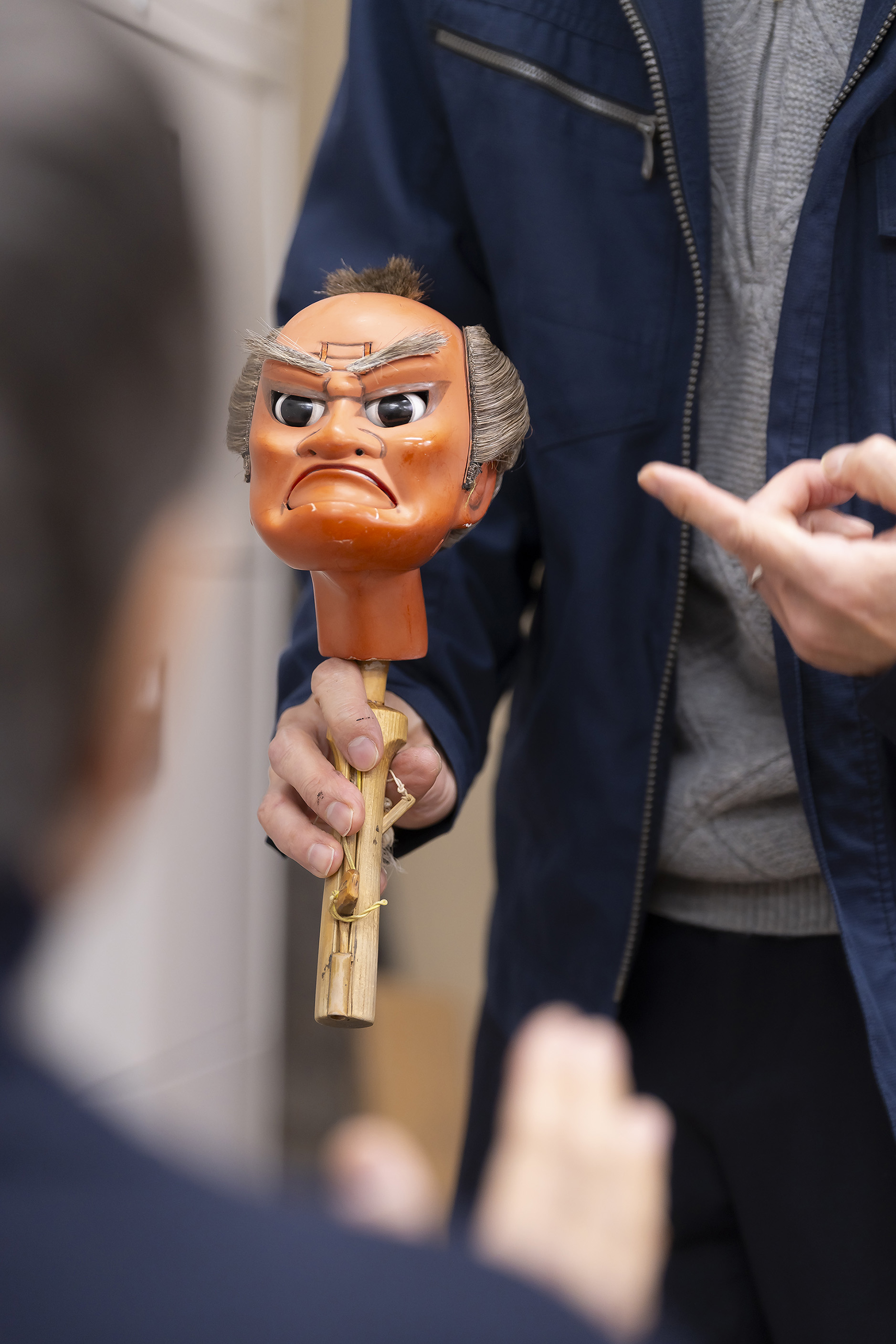 義平次のかしらについて説明する村尾