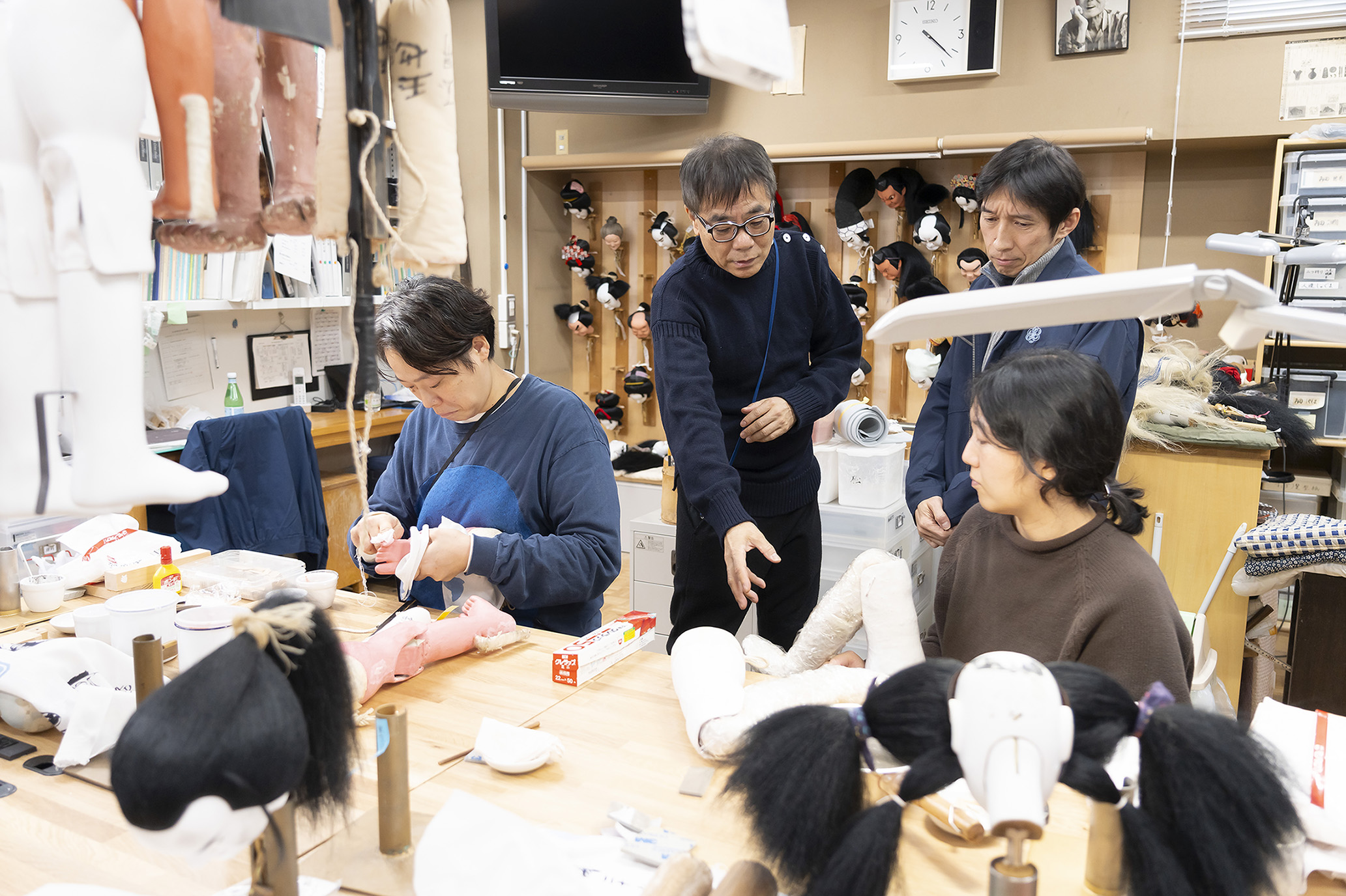 その場でなされている作業いついて質問するいとうせいこう