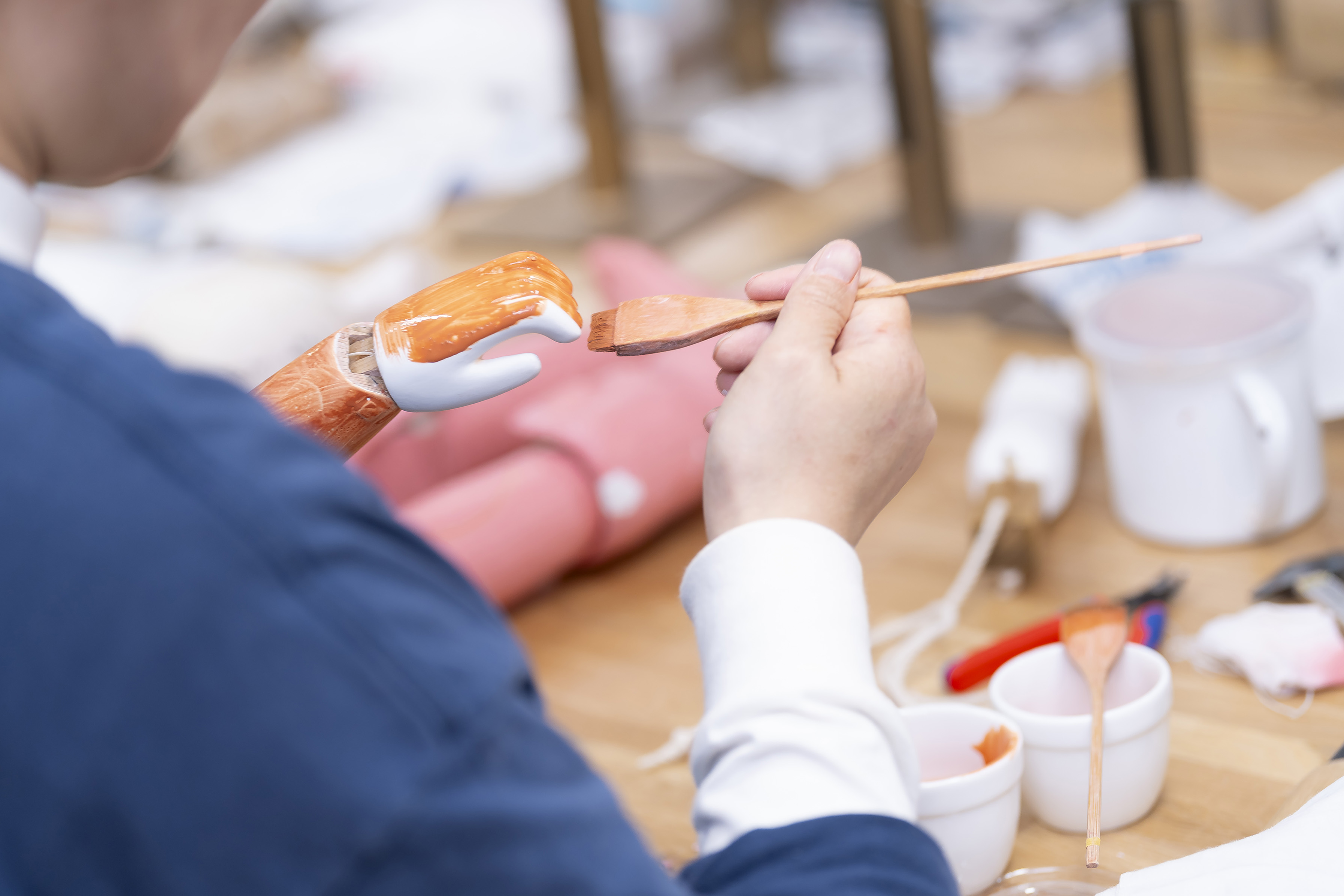 人形の手の作業をしている職員A