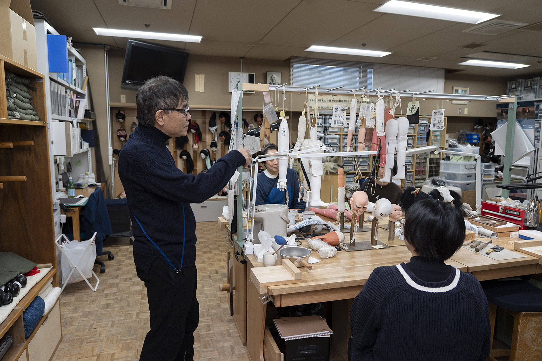 3人の職員と談笑するいとうせいこう