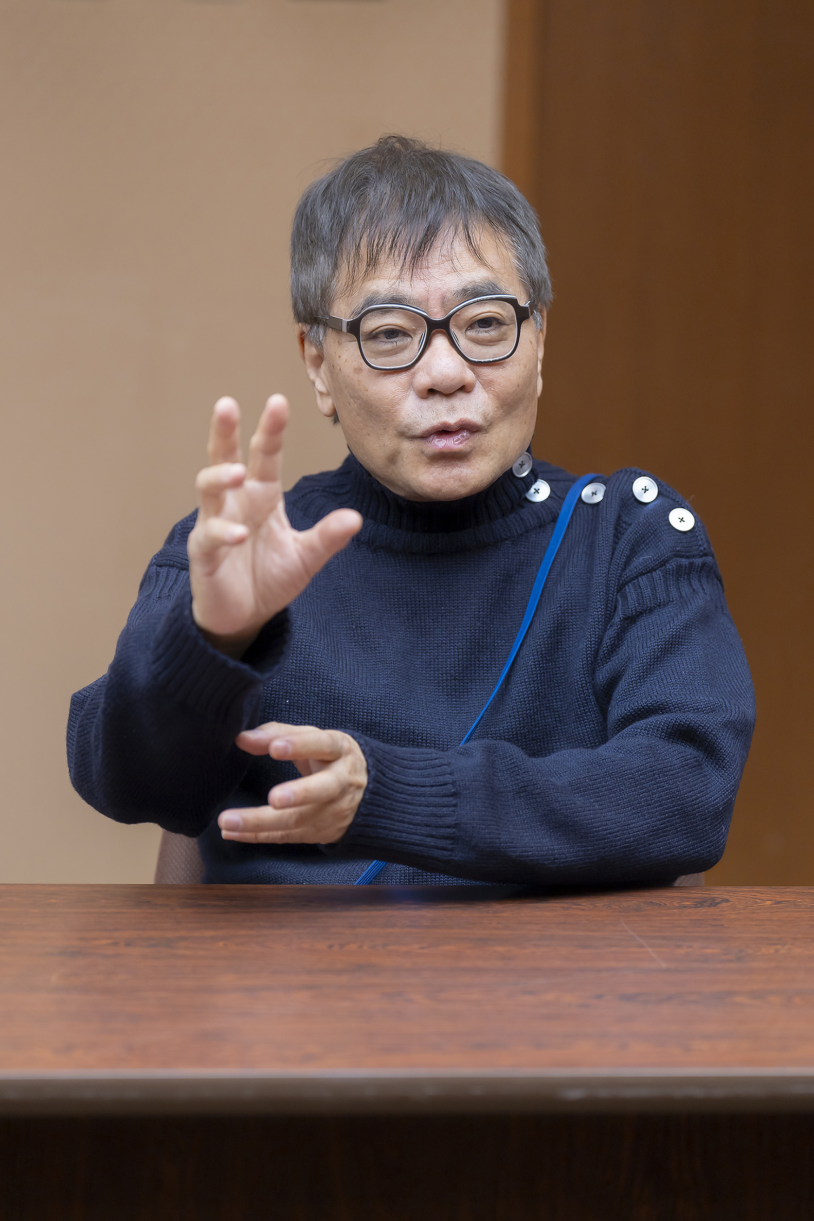 次々と質問を繰り出すいとうせいこう