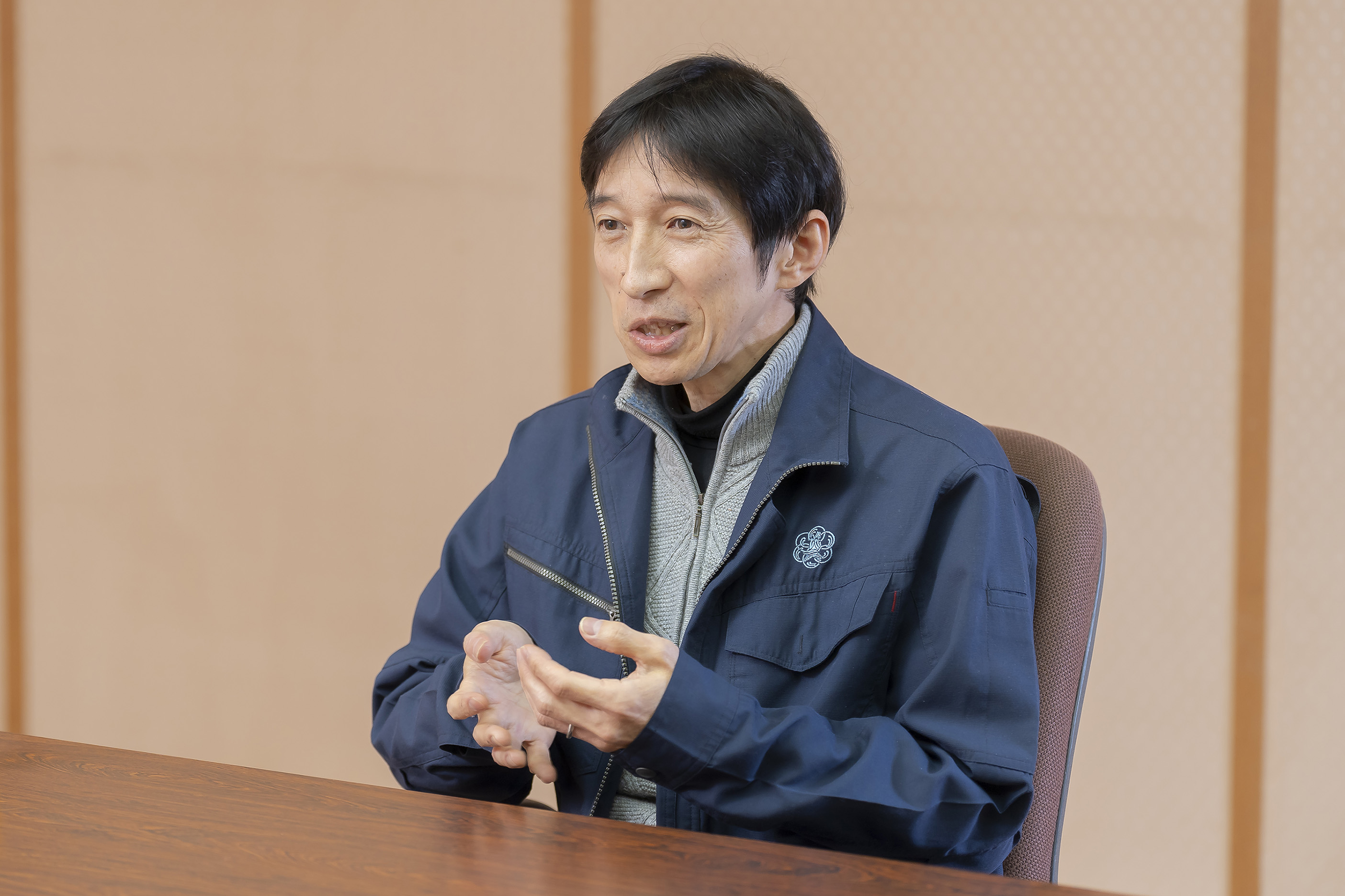 手振りを交えて、当時の思い出を語る村尾