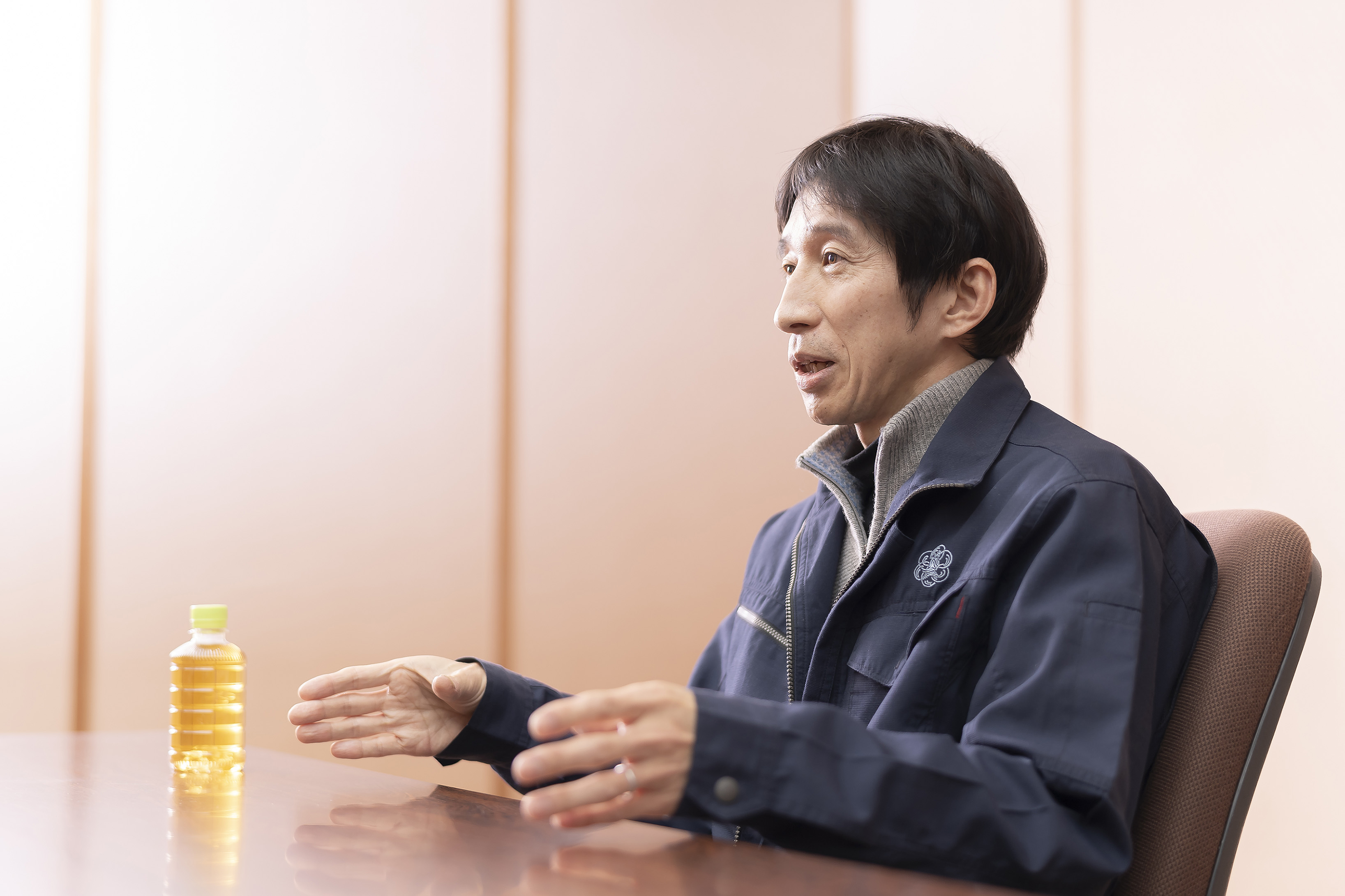 かしらを作る作業について語る村尾