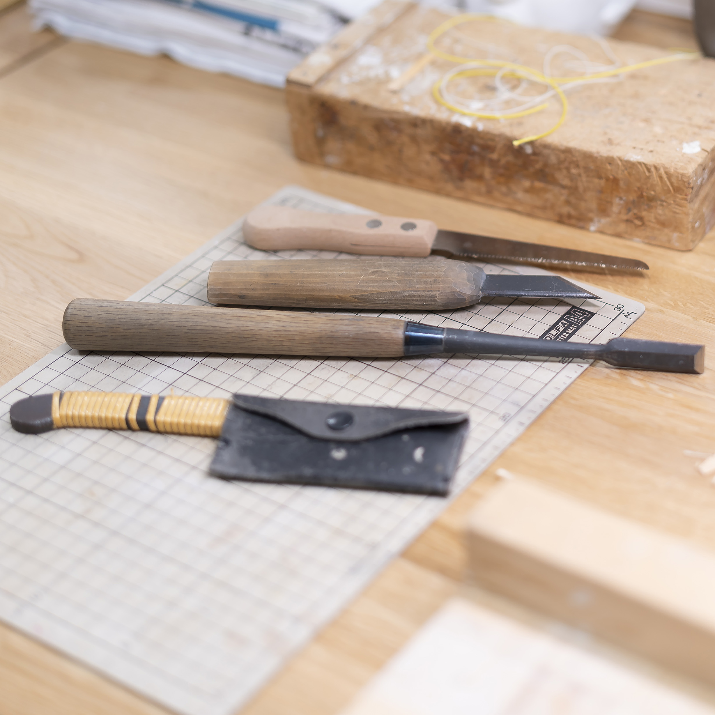 様々な大きさの、かしらを彫る彫刻刀