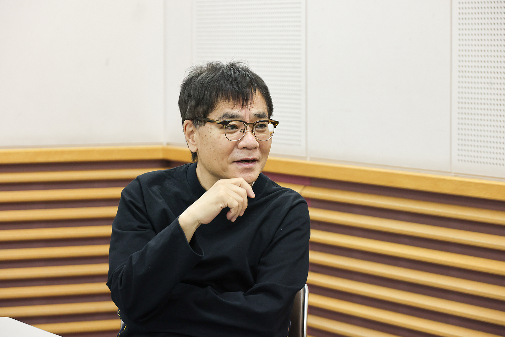 簑紫郎の思いを興味深く聞くいとうせいこう