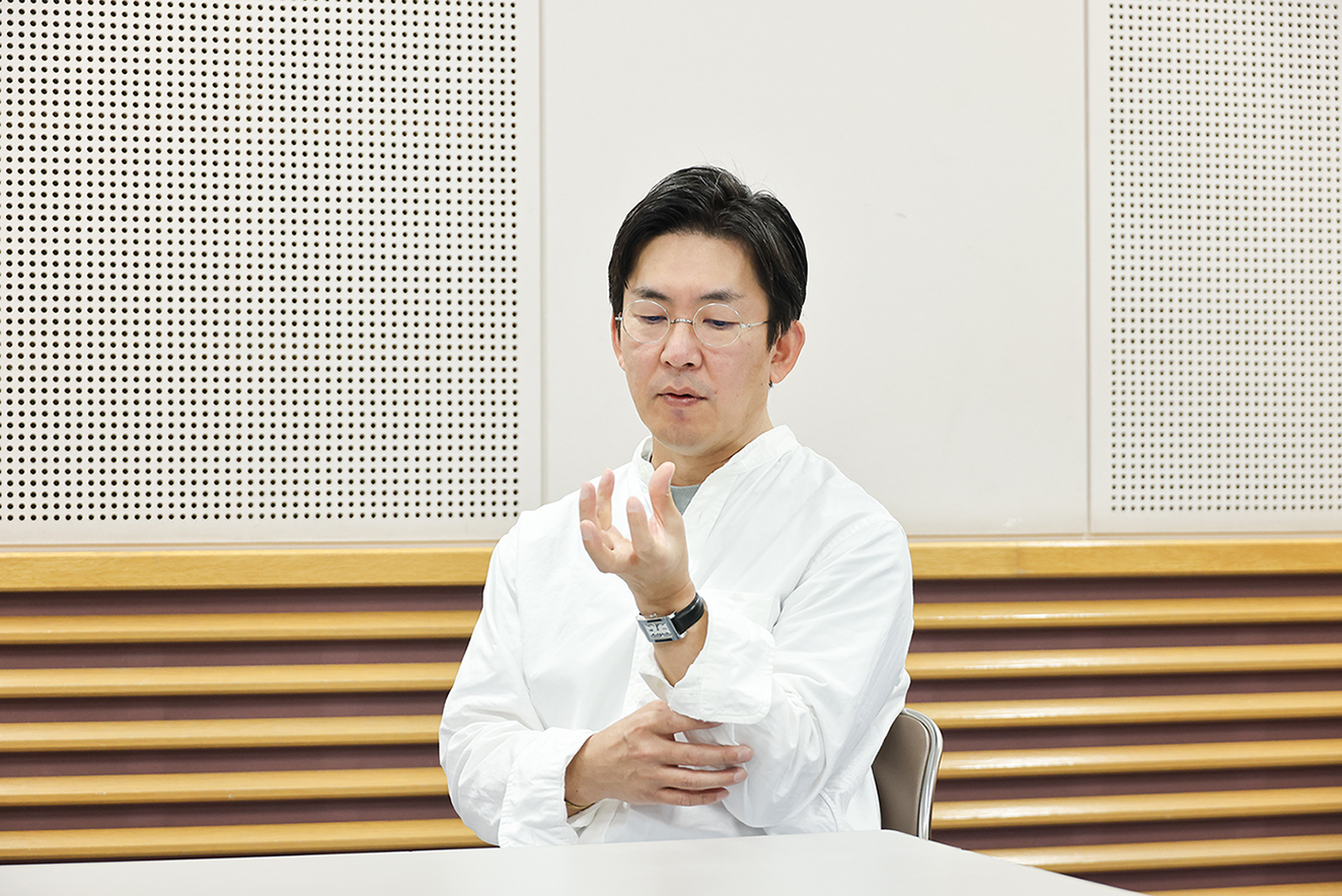 先代吉田玉男の手の使い方を見せる簑紫郎