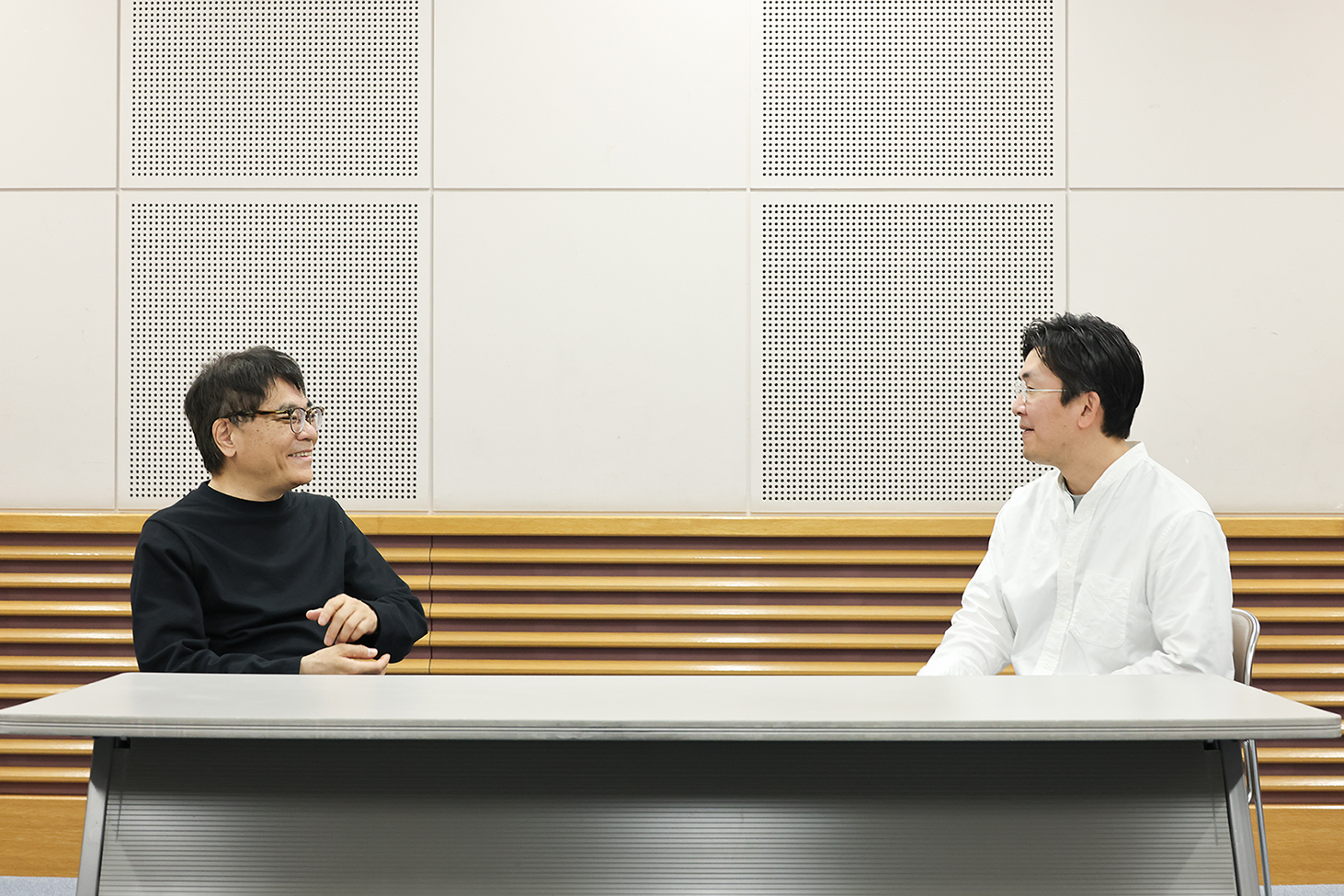 和やかに笑いも交えて話し合ういとうせいこうと簑紫郎