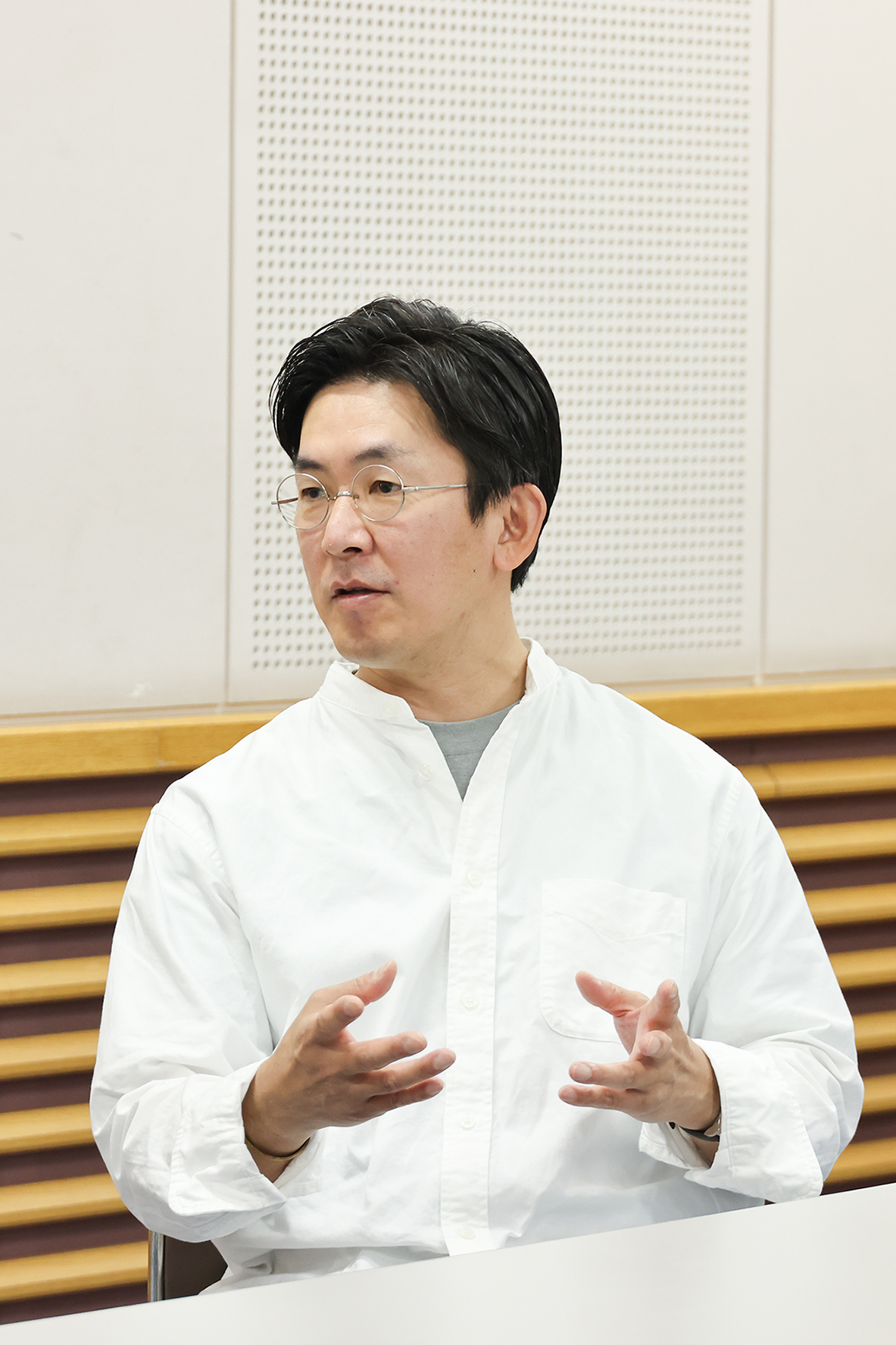 手振りを交えて話す簑紫郎