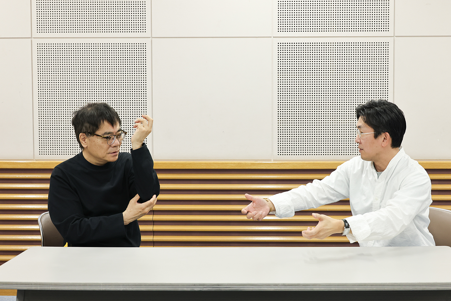 身振りとともに主づかいと足づかいのポジションについて話すいとうせいこうと簑紫郎