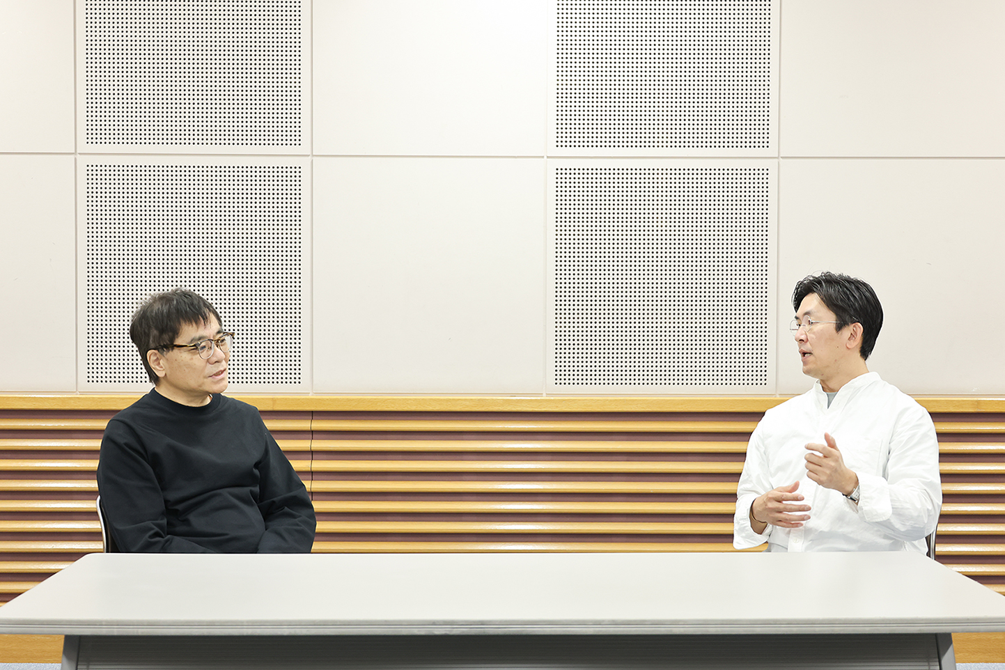 初代吉田玉男の女形について話すいとうせいこうと簑紫郎