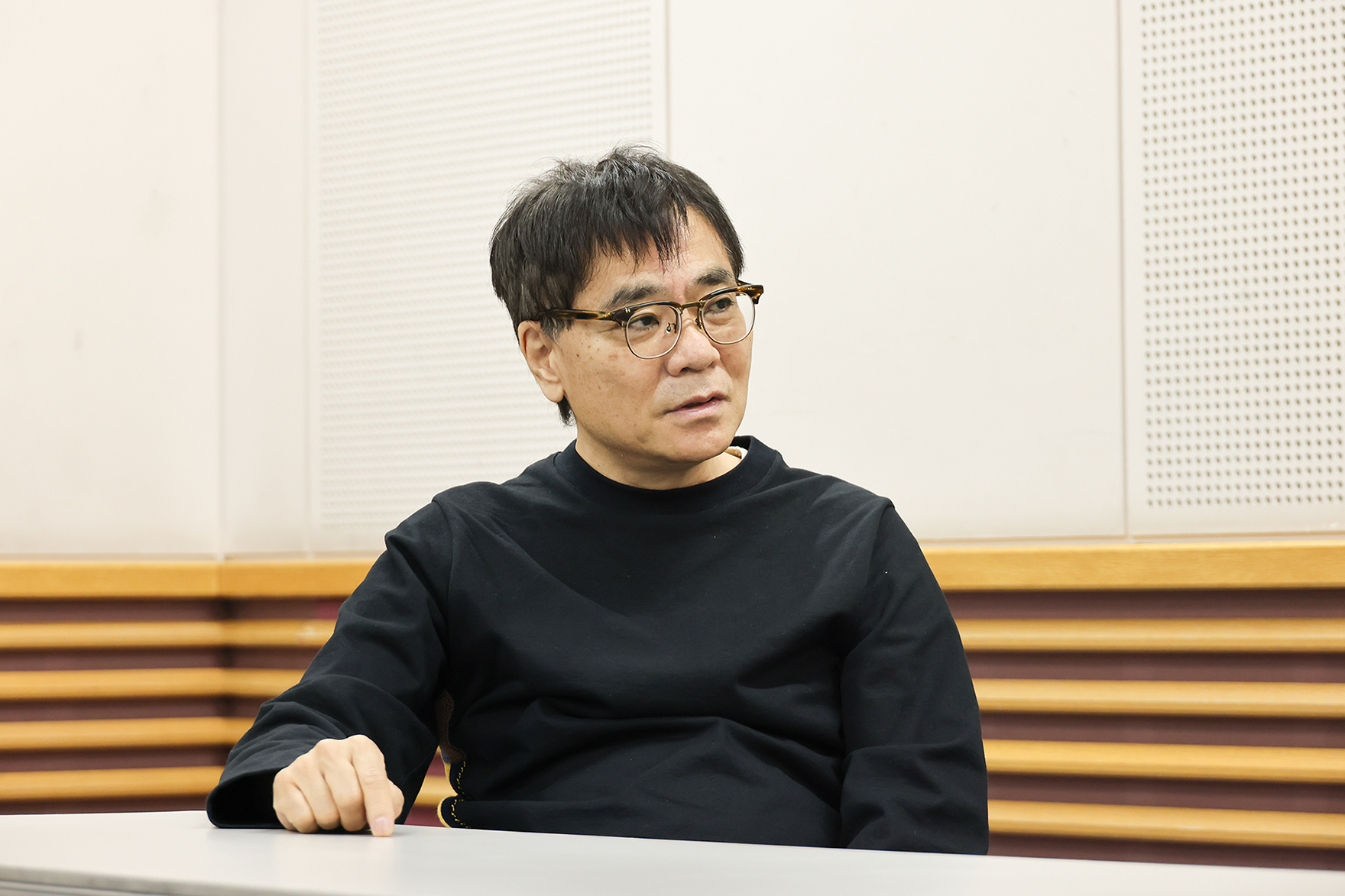 歌舞伎俳優との共演の話題に聞き入るいとうせいこう